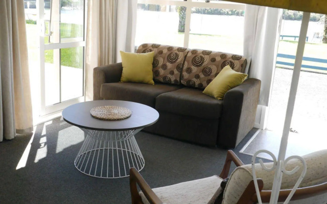Raglan Palm Beach Motel