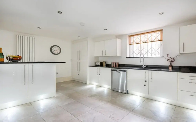 Platinum Apartment in Camden 9946