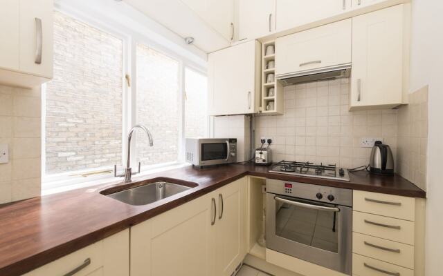 Fresh 2 Bedroom Flat in Victoria - Zone 1