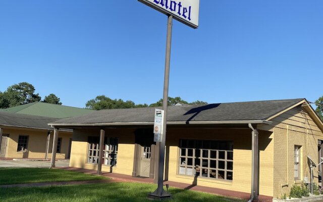 Colonial Manor Motel