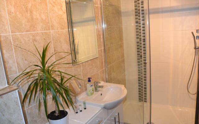 Olive Tree Apartment - 2 Bedrooms Apartment - Stayseekers