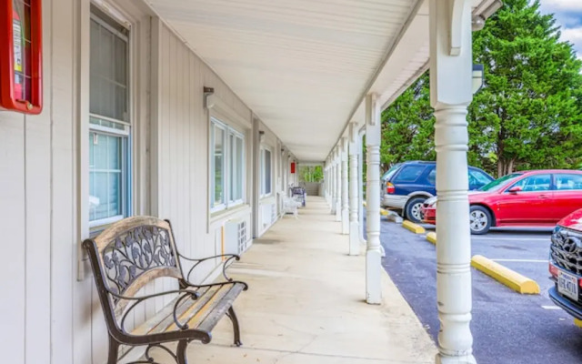 Relax Inn By OYO Natural Bridge I-81