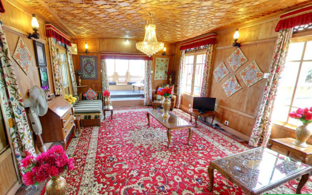 Peacock Houseboats