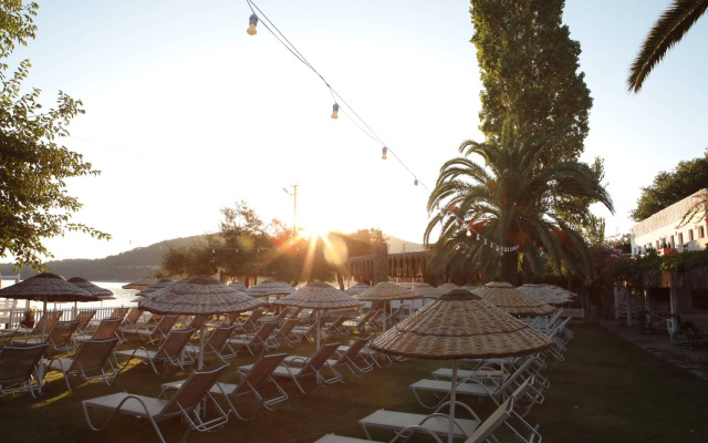 Daphnis Hotel