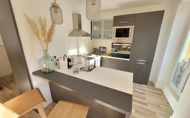 Sunny and calm 2 bed apartment place du Pin