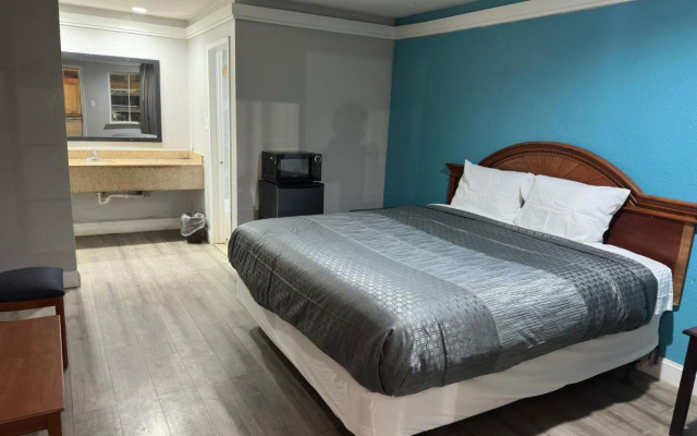 All Seasons Inn  Suites