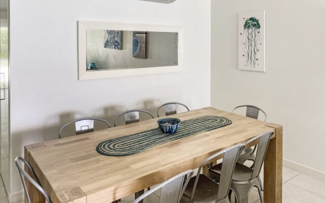 Blue on Blue Apartment 815