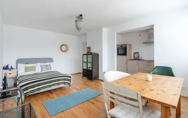 Quiet Penthouse apartment close to Stadthalle