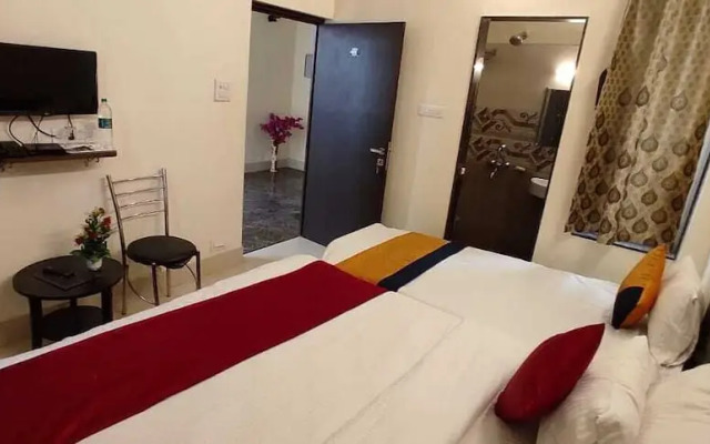 Sada Shiv Guest House near Ganga river