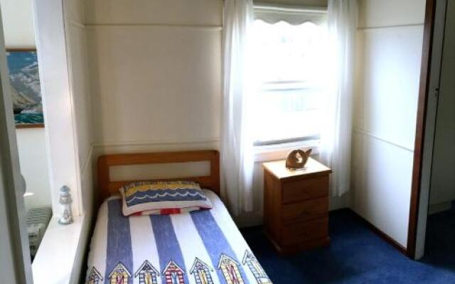 Lorikeet Retreat, 11 Hodgson Street