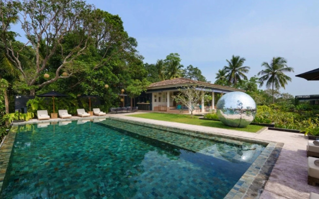 Cool and Contemporary Hilltop Villa With Ocean Views