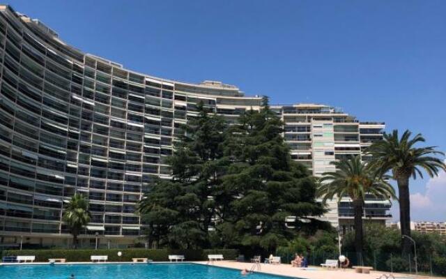 Cannes Marina Résidence Le Surcouf - Studio de 28m2 au 10ème étage avec piscine, terrasse, parking, vue montagne et port : Mandelieu-La Napoule