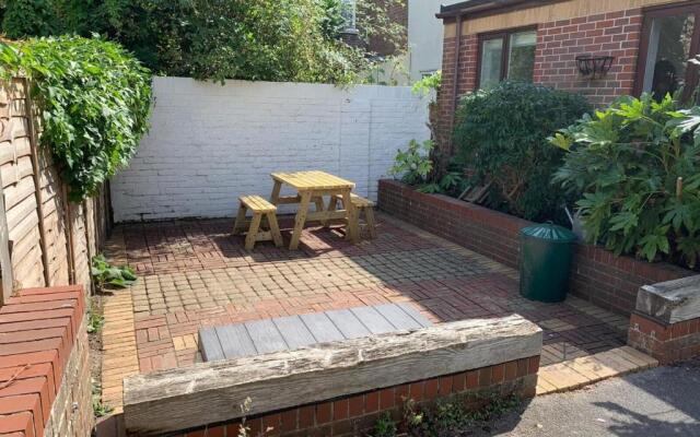 Cosy, nautical 2 bed, 5 mins stroll to Seafront