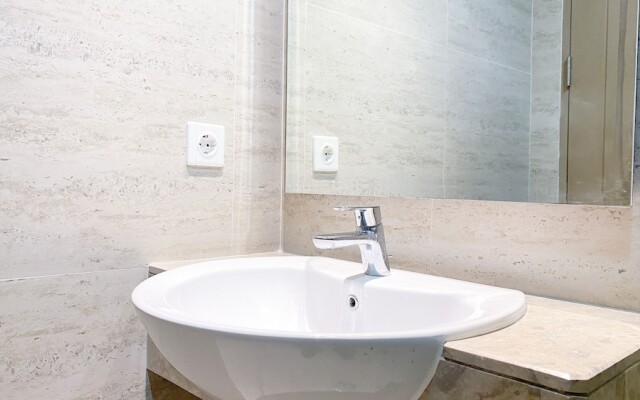 Modern Look And Homey 1Br At Gold Coast Apartment