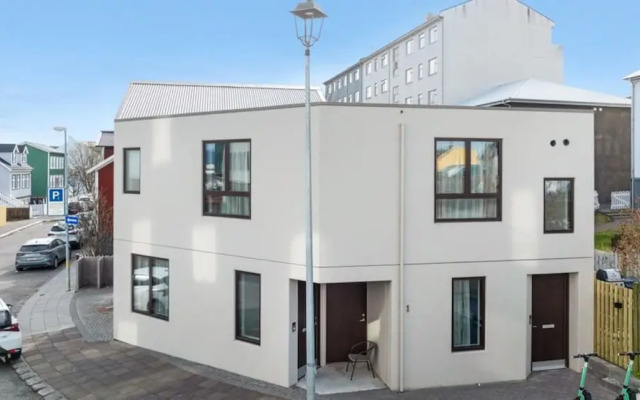 Reykjavik Luxury Hotel Apartment KARTULI