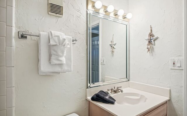 Holiday Surf & Racquet 614 2 Bedroom Condo by RedAwning