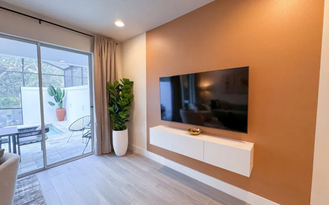 Upstay - Modern Family Townhouse w Private Pool