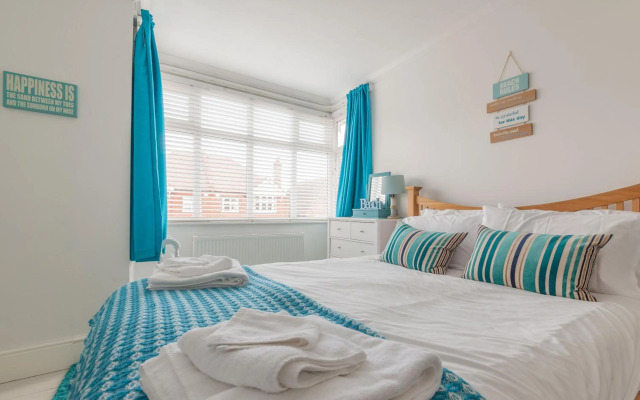 Sea Glimpses with free parking and garden