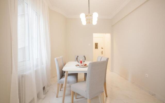 HIGHEND 2BDR Full APT/ IDEAL LOCATION (and Netflix)