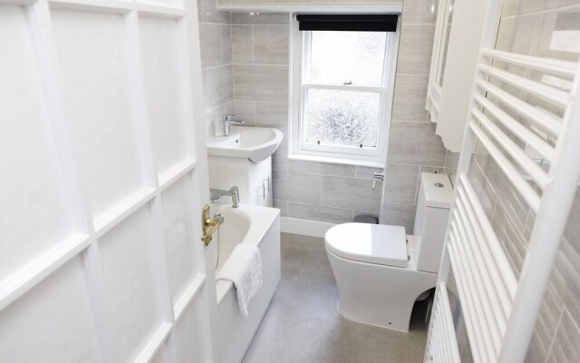 JOIVY Beautiful 2-Br Mews Home, Near Princes Street