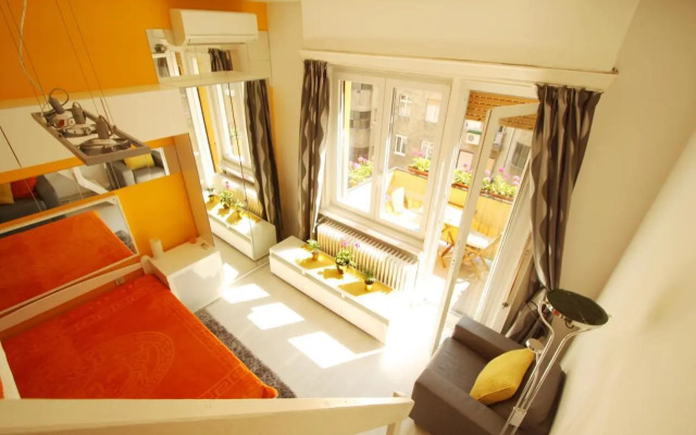 Sunny Studio with balcony in Party District