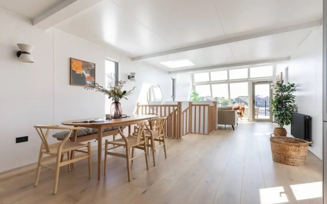 Cheyne Walk Houseboat by Onefinestay