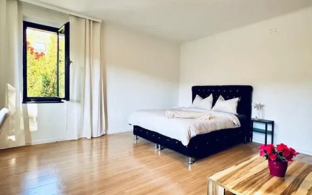 Spacious Garden Villa for 16 Guests