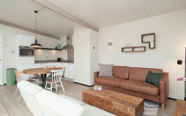 Comfy Lodge with 2 Bathrooms near Beach