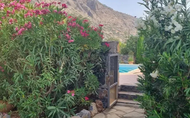 Plaka-sleeps4-parking-pool-hottub-seaviews