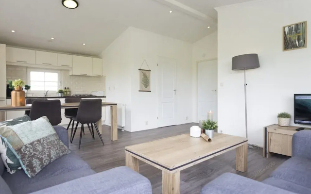 Detached, light chalet with dishwasher not far from Hoorn