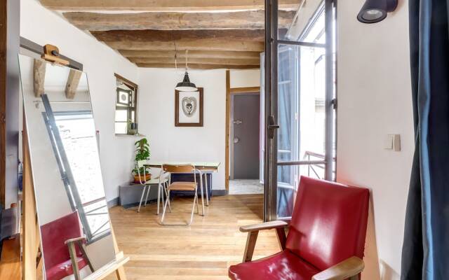 Grand prieuré apartment by Weekome