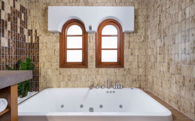 Azatis Luxury Villa