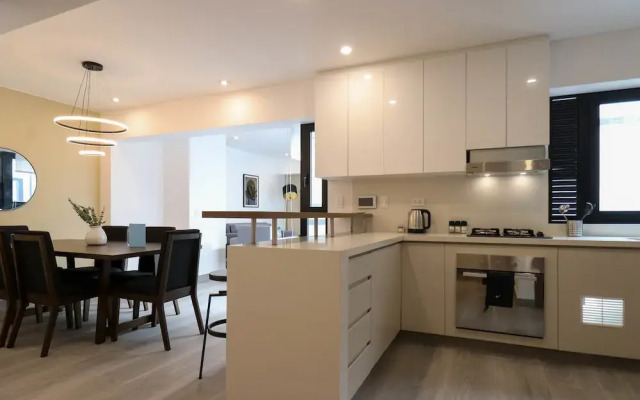 w Grandiose Duplex w Modern Deco in Miraflores