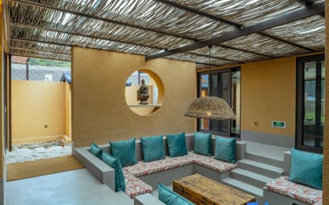 Dacheng enjoys building a courtyard by the river