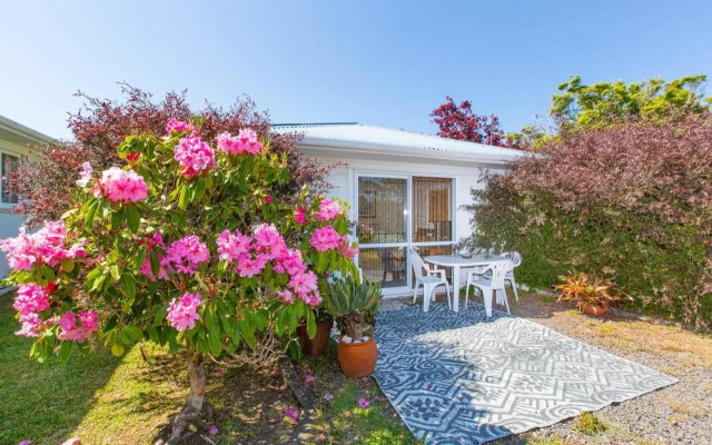 Lorenzen Bay Bungalow - Raglan Holiday Home