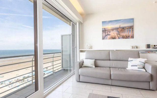 Apartment in Zeedijk With Sea View