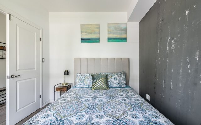 GLOBALSTAY. Modern Lake Ontario Townhomes