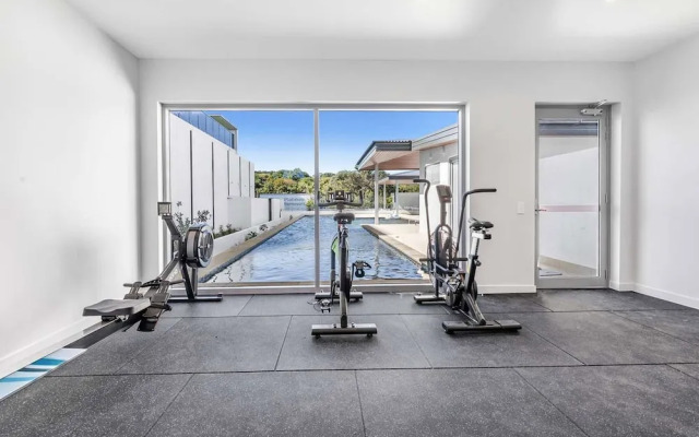 3BR Lux Beachfront Escape - Pool Gym King bed
