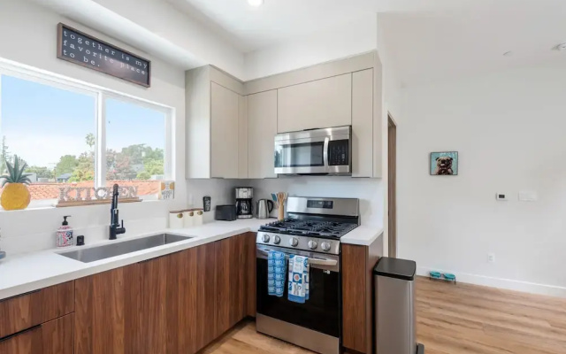 Stylish Sherman Oaks Townhouse W/ 3 Master Suites