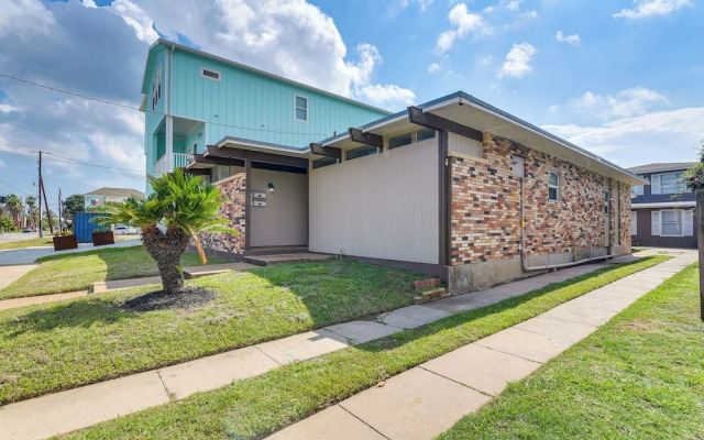 Walk to Beach: Galveston Vacation Rental!