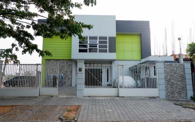 RedDoorz near Ahmad Yani Airport 2