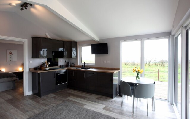 Deerfin Rentals. Private Chalet with Hot Tub
