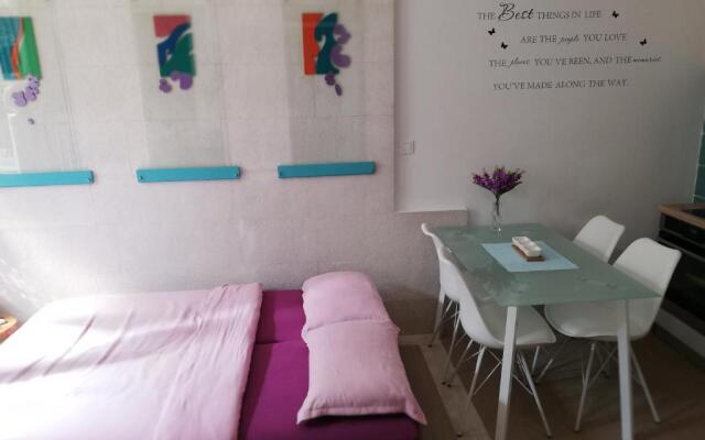 IBIS Your Cosy Oasis With Private Parking and Patio