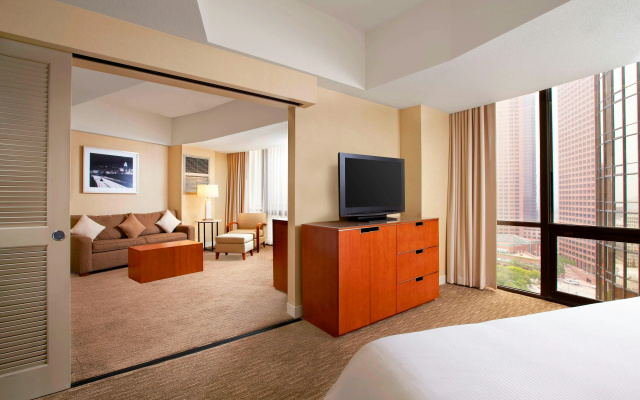 The Westin Bonaventure Hotel and Suites, Los Angeles - Image 2