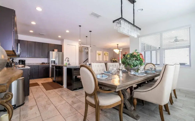 Spacious 6-bedroom Retreat Near Disney Parks