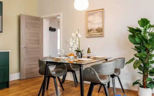 Stunning Sea Views, Family Apt; Free Parking & Gym