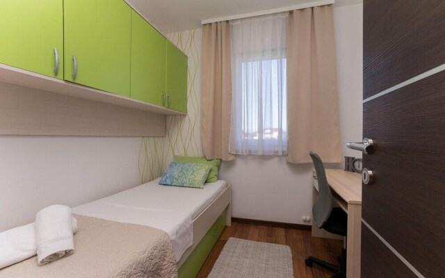 Beautiful Home in Zaton With Wifi and 6 Bedrooms