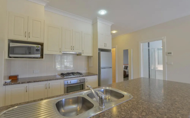 Cadman Motor Inn & Apartments