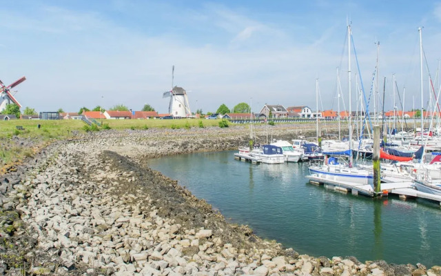 Nice Chalet with Fireplace near Oosterschelde