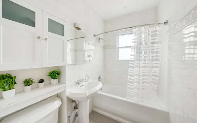 3BR Luxury Retreat with Easy Parking